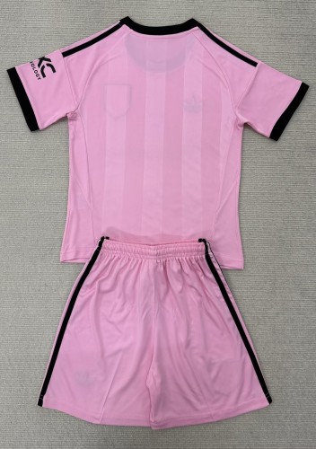 25-26 Manchester United Pink GoalKeeper Adult Suit 1:1 Thai Quality