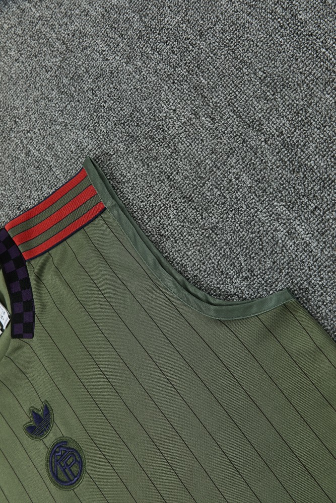 26-27  Bayern High quality Tank Top And Shorts Suit