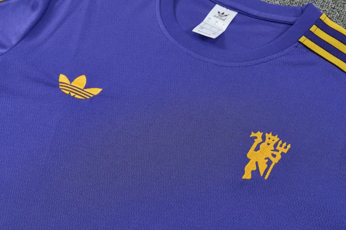 26-27 Man Utd  Short shirts and Long trousers Suit (圆领)