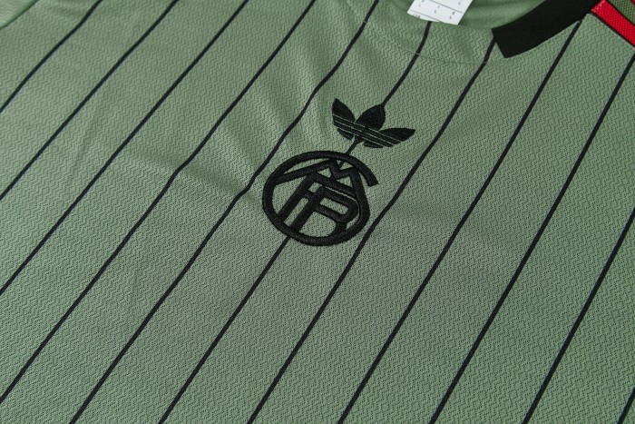 26-27  Bayern Short shirts and Long trousers Suit (圆领)