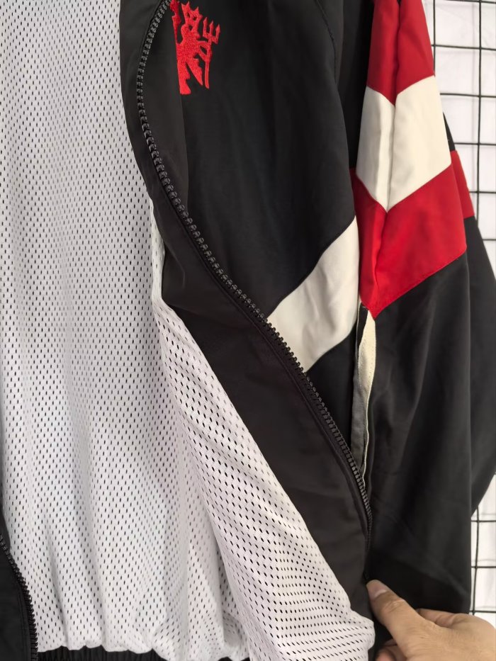 24-25 Man Utd Retro Windbreaker