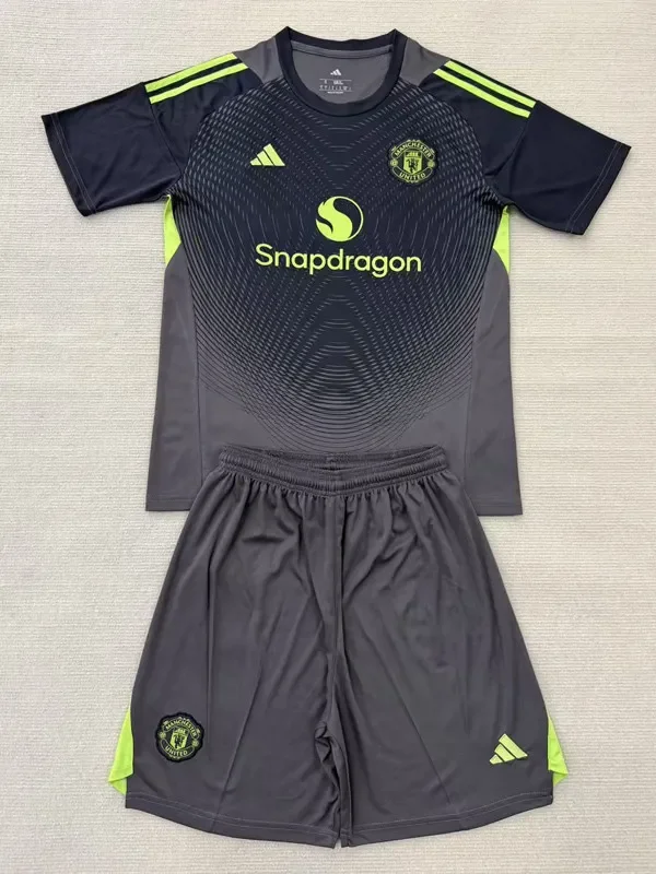 2025-26 Man Utd Black GoalKeeper Kids Soccer Jersey (绿标)