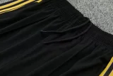26-27 Man Utd Black Short shirts and Long trousers Suit (圆领)