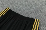 26-27 Man Utd Black Short shirts and Long trousers Suit (圆领)