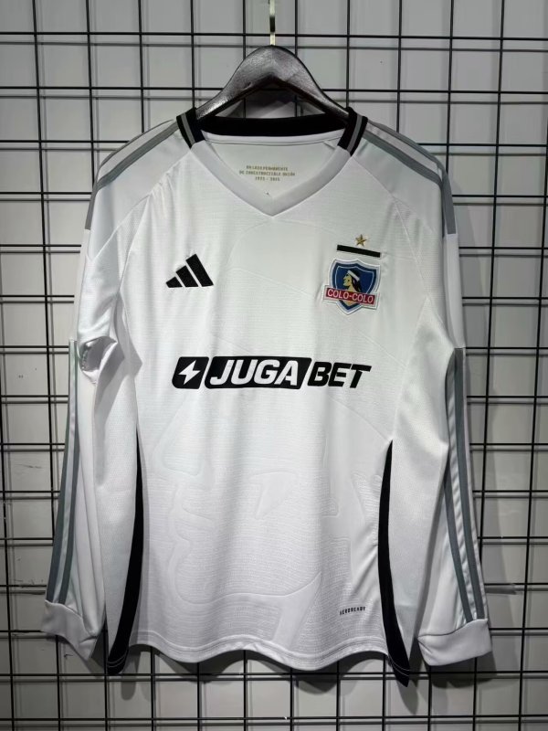 Colo-Colo long  home Fans  25-26