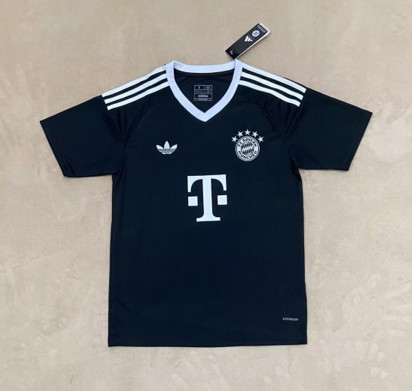 Bayern Munich goalkeeper  Fans 1:1 Quality Soccer Jersey   24-25