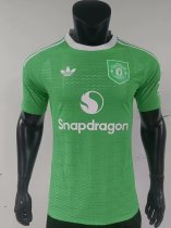 Manchester United Goalkeeper Green  Player red  1:1 Quality Soccer Jersey   25-26