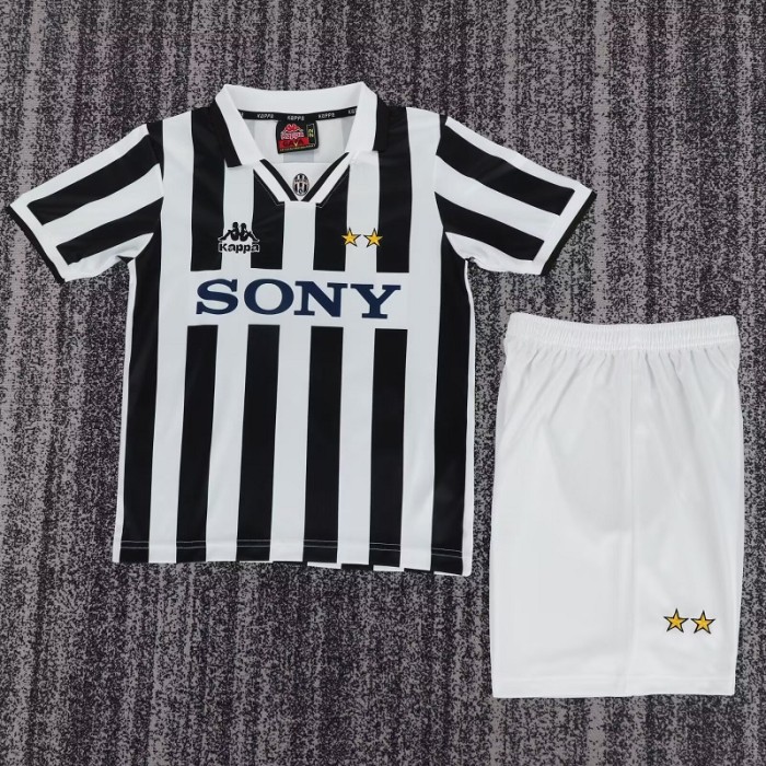 Retro 95/97 Juventus home kids kit