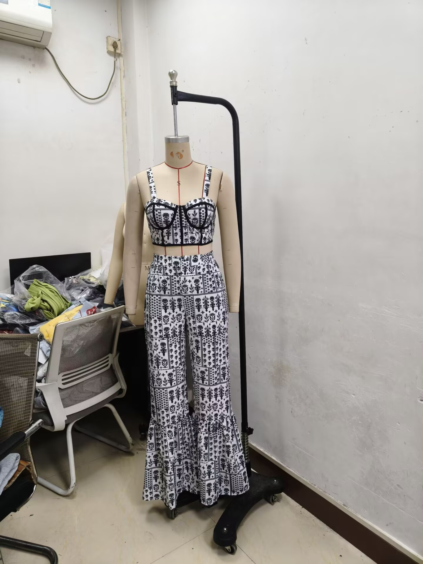 Women's Fashion Black/White Print Strap Top High-Waist Bell Bottom Pants Two-Piece Set