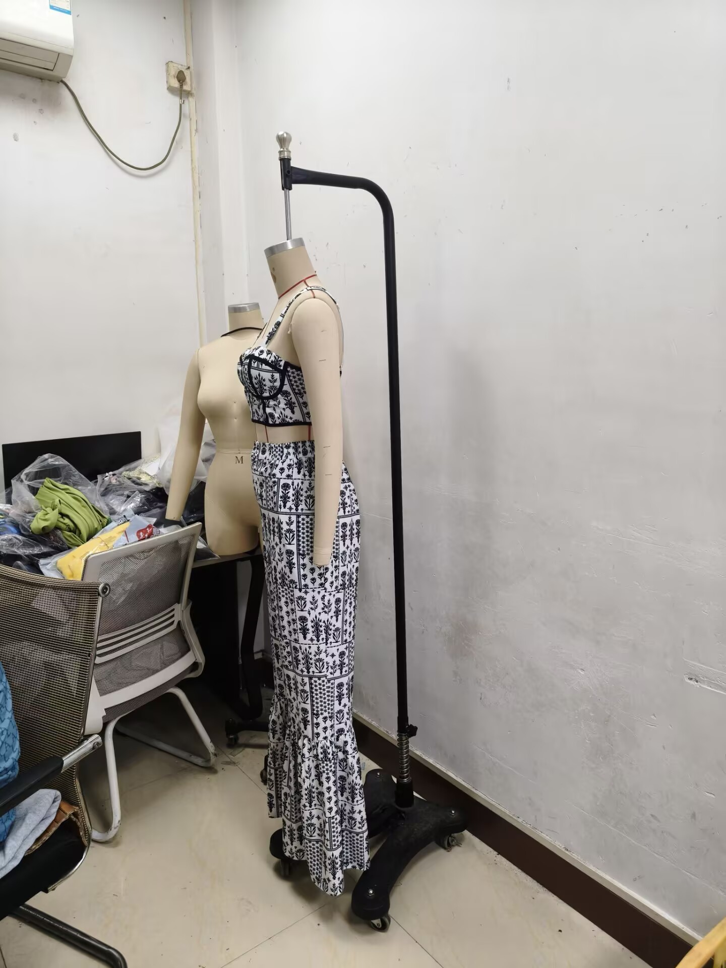 Women's Fashion Black/White Print Strap Top High-Waist Bell Bottom Pants Two-Piece Set