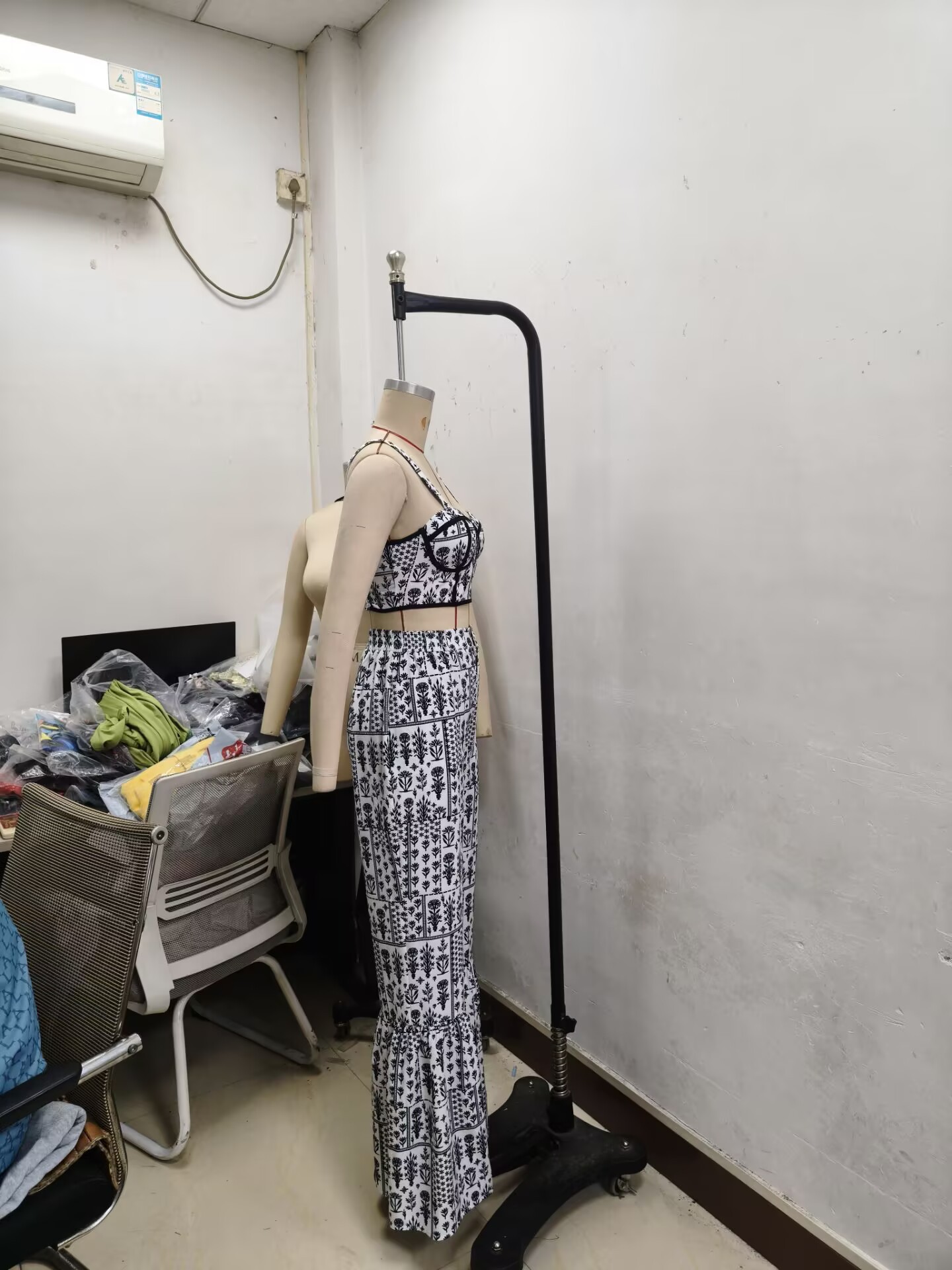 Women's Fashion Black/White Print Strap Top High-Waist Bell Bottom Pants Two-Piece Set