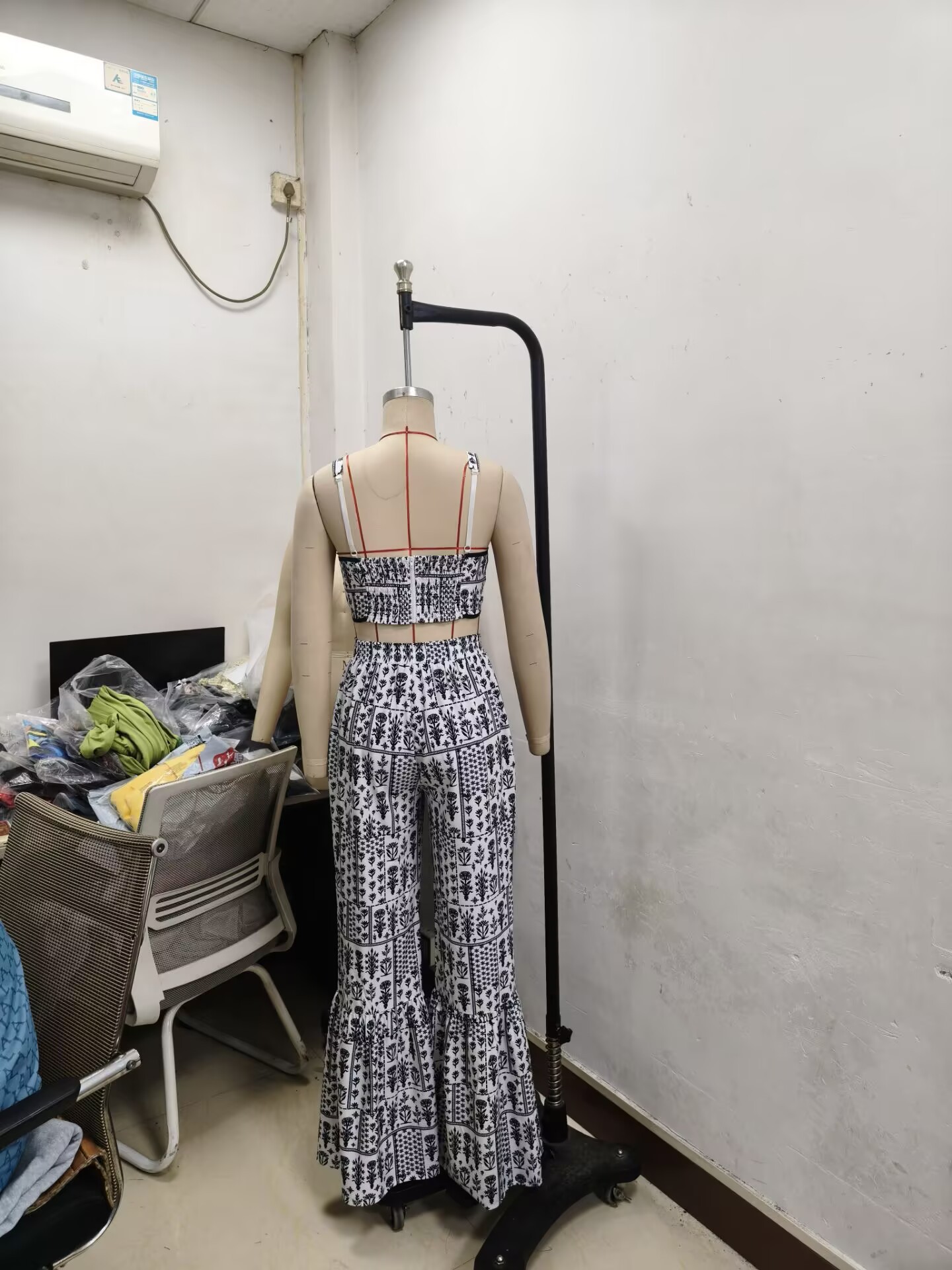 Women's Fashion Black/White Print Strap Top High-Waist Bell Bottom Pants Two-Piece Set