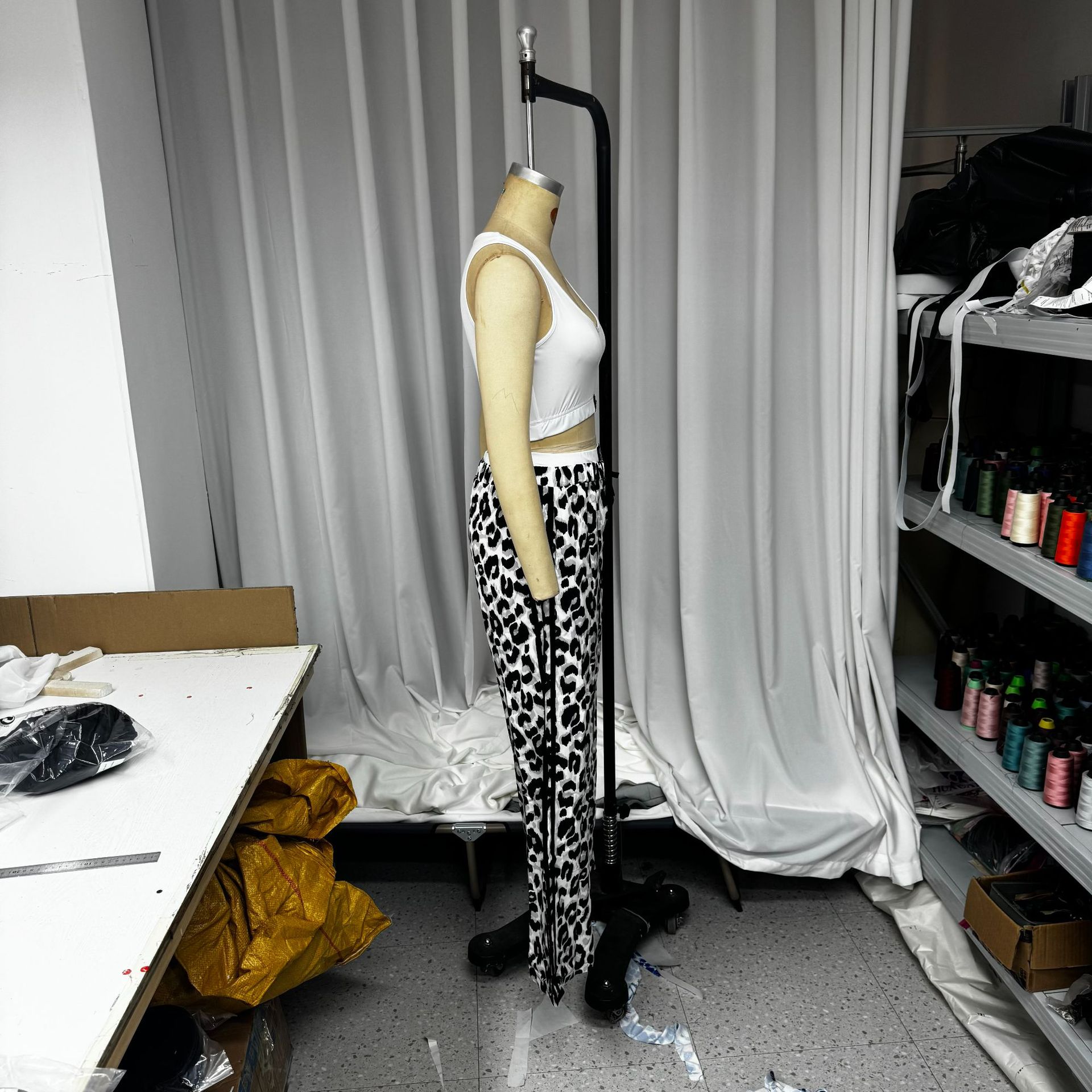 Women's Casual Sleeveless Solid Top Leopard Print Pants Two-Piece Set