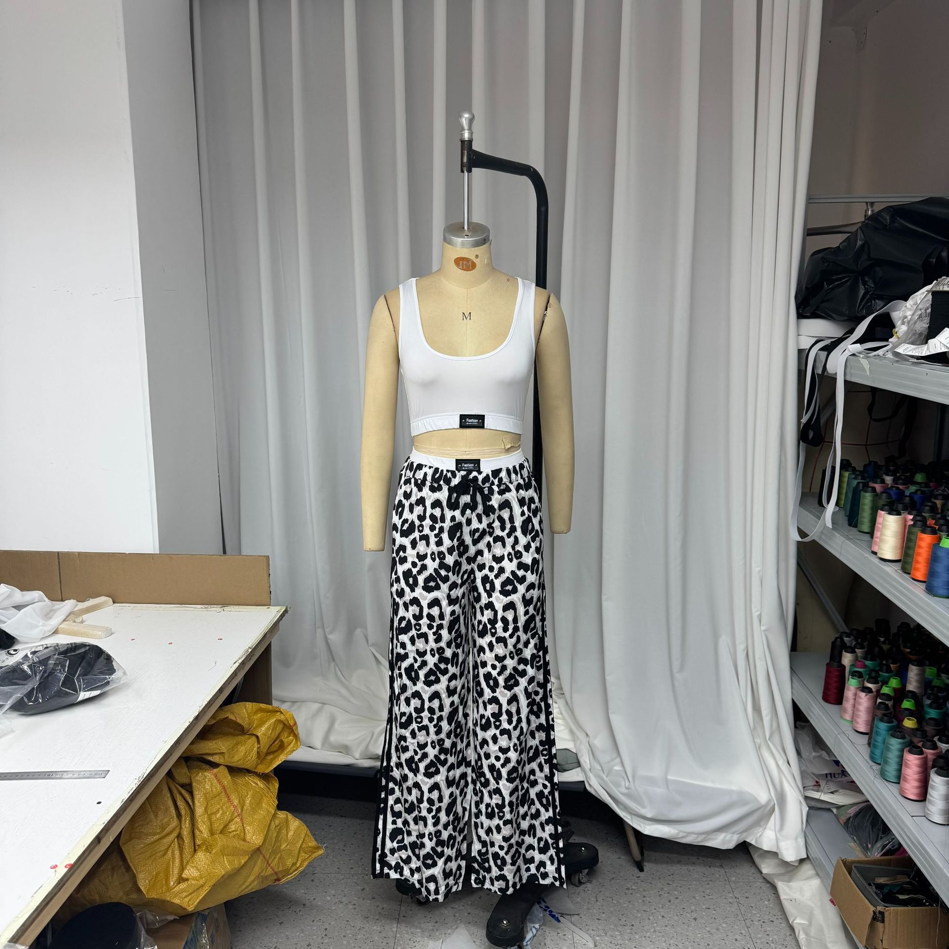 Women's Casual Sleeveless Solid Top Leopard Print Pants Two-Piece Set