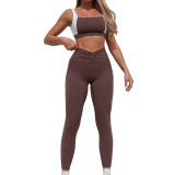 Women contrasting backless sports vest and yoga culottes