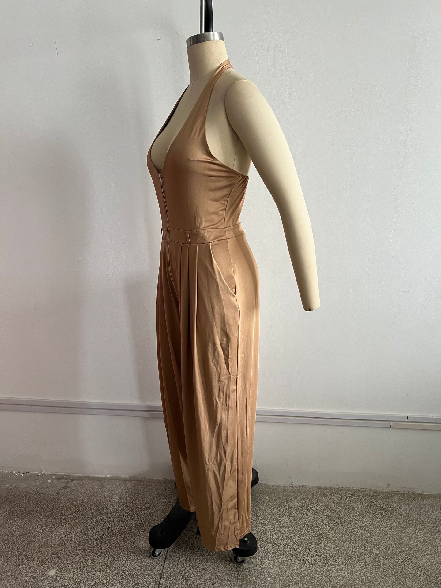 Solid Halter Neck Zipper Jumpsuit for Casual Wear