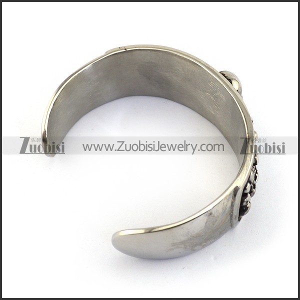 Horrible Stainless Steel Multi Skull Head Bangle for Punk fans - b000096