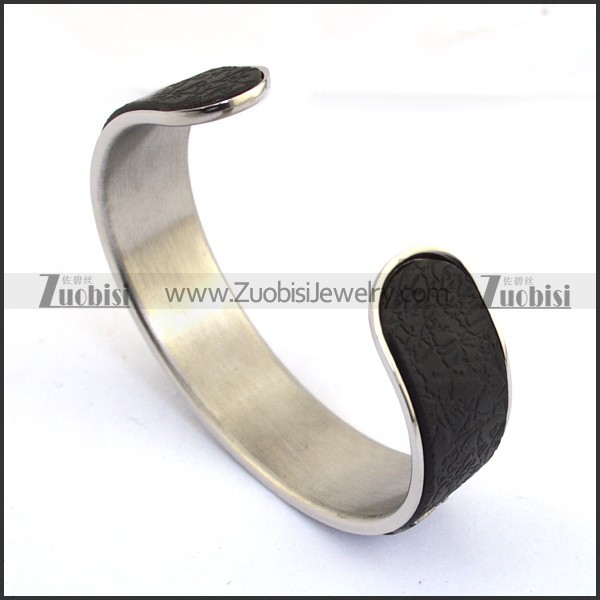 3 Skull Heads Leather Bangle b002997