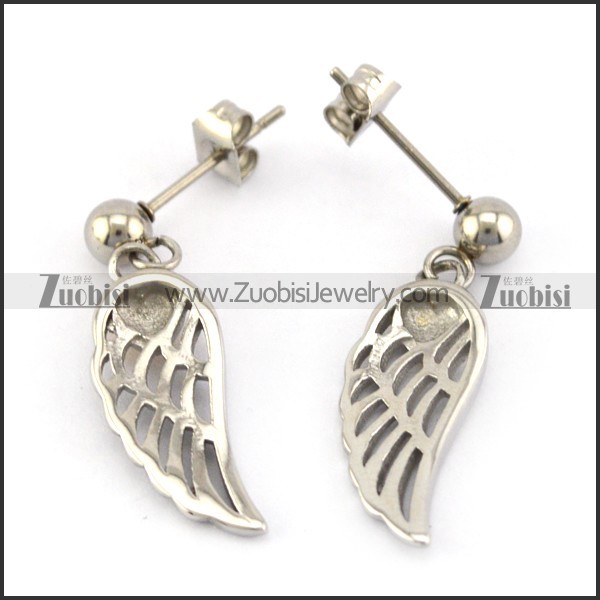 Hollow Casting Wing Earring with a Golden Heart e001360