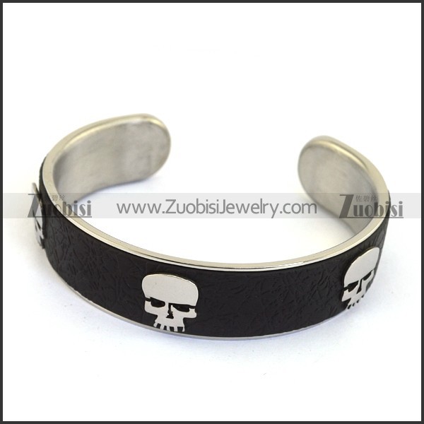 3 Skull Heads Leather Bangle b002997