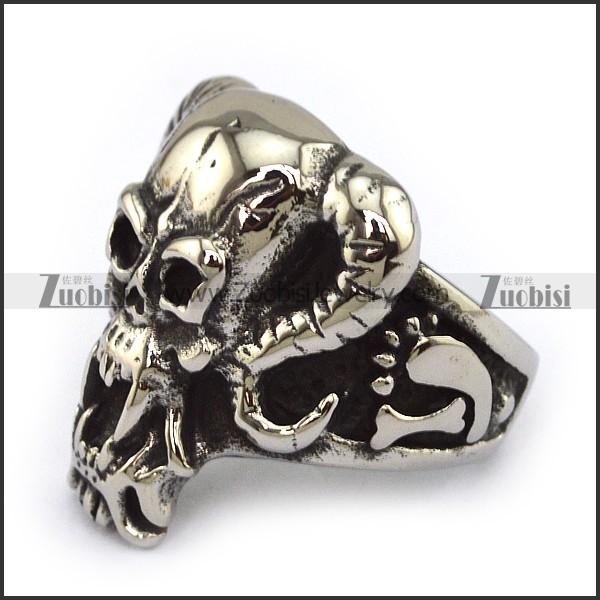 big vampire ring with 2 long and sharp tooth r001690
