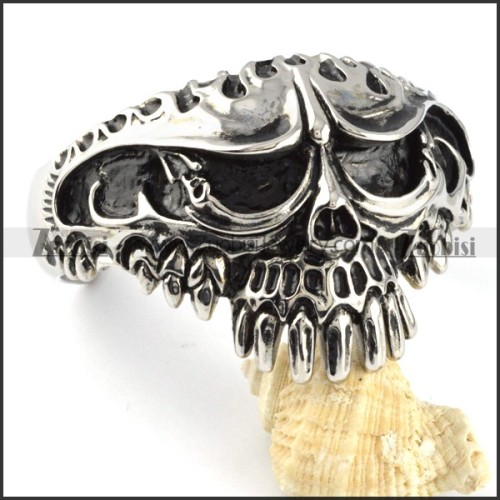 Heavy and Big Skull Stainless Steel Bangle - b000099
