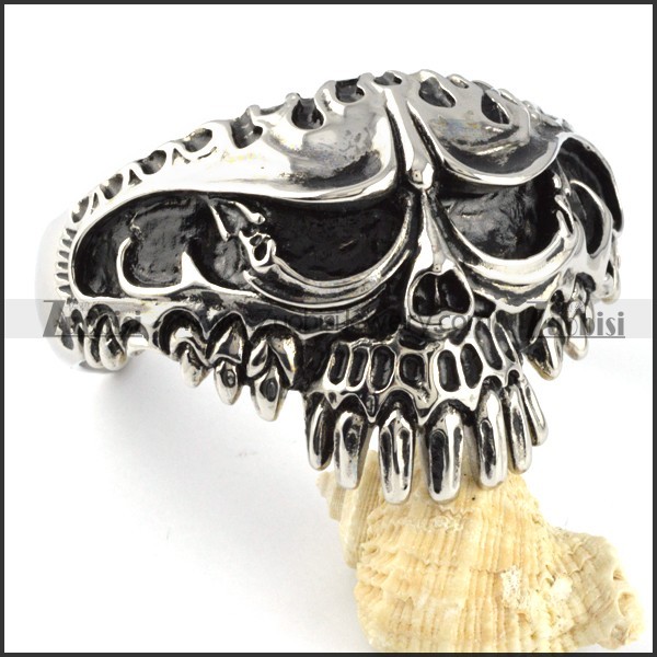 Heavy and Big Skull Stainless Steel Bangle - b000099