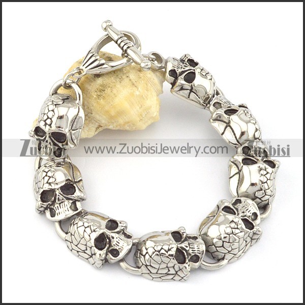 8 cracked skull heads with casting OT clasp b002047