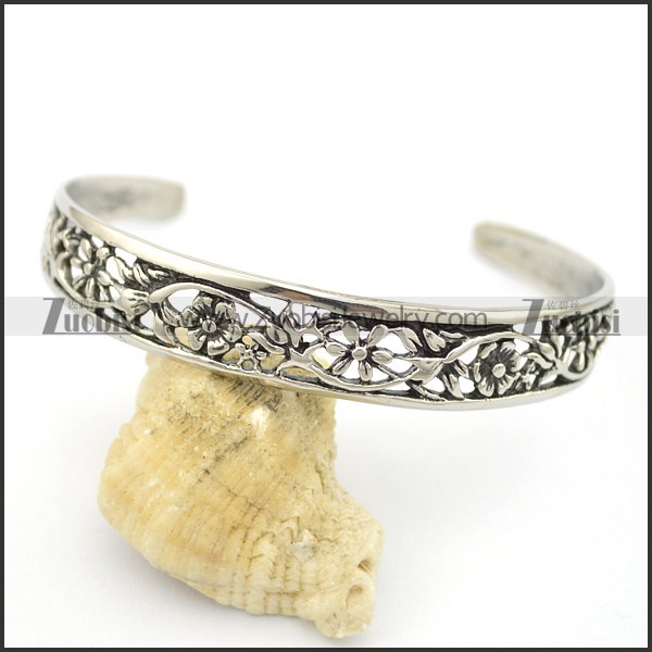 engraved flower bangle b002535