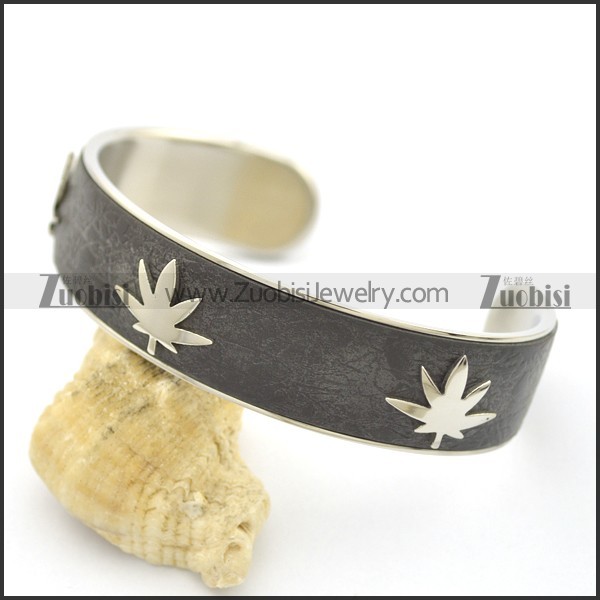 3 Maple Leaves Leather Bangle b002989