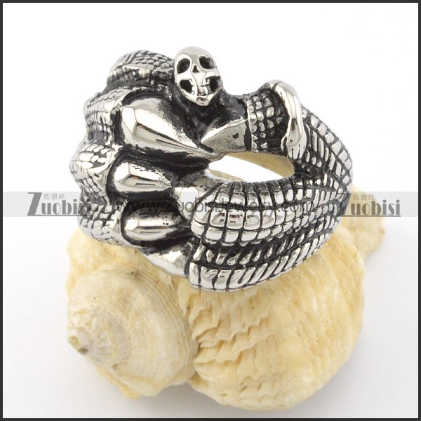 devil's talons ring clawing a small skull r001145