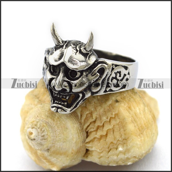 Small Bloodsucker Skull Ring r003044