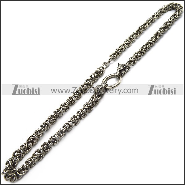 8mm wide chainmaille chain necklace with 2 wolf heads n002244