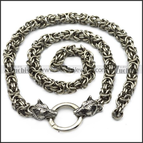 8mm wide chainmaille chain necklace with 2 wolf heads n002244