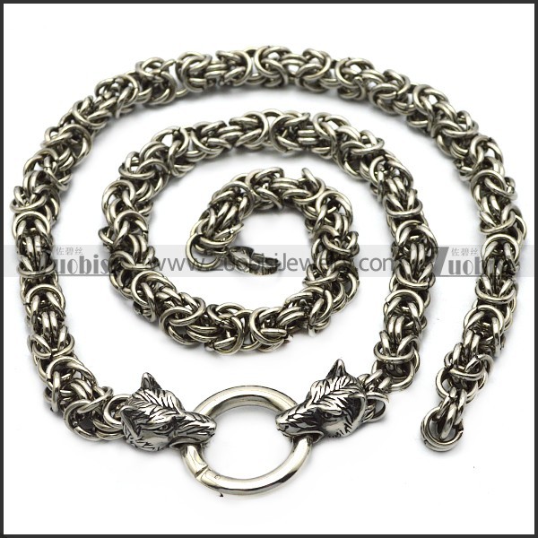 8mm wide chainmaille chain necklace with 2 wolf heads n002244