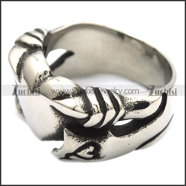 heart ring was clutched with claw r001392