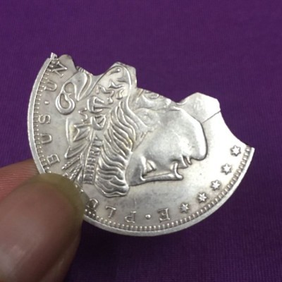 Enjoyer Bite and Restore Folding Coin,Two Fold Bite Coin Magic Gimmick Appearing/Vanishing Coin Magic Tricks Stage Illusion Props (Half Dollar Version