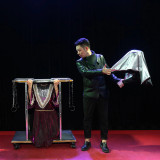 * Deluxe Flying Head Illusion