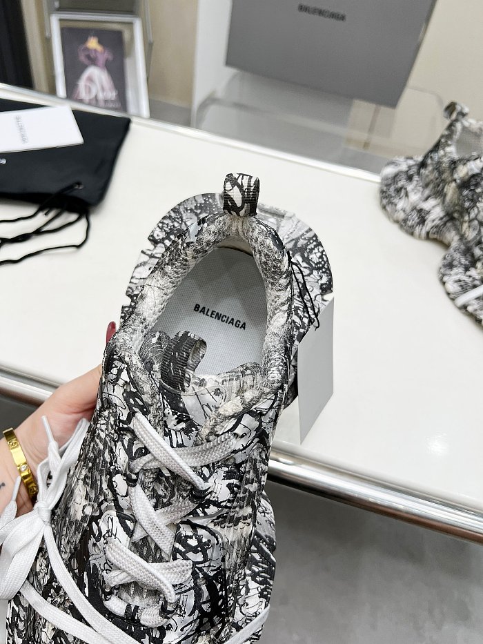 SUPER WHOLESALE | WOMEN'S 3XL EXTREME GRAFFITI SNEAKER IN WHITE/BLACK