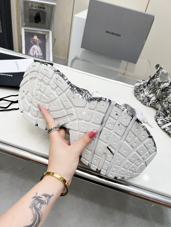 SUPER WHOLESALE | WOMEN'S 3XL EXTREME GRAFFITI SNEAKER IN WHITE/BLACK