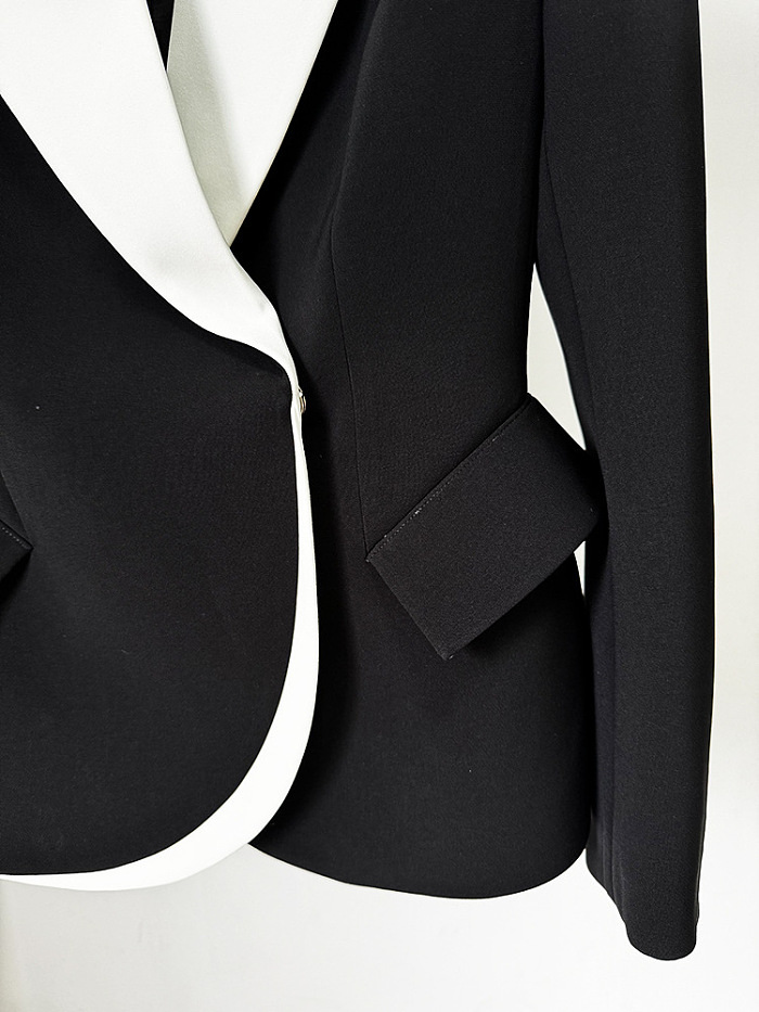 SUPER WHOLESALE| Contrast Color Hidden Button Tailored Blazer