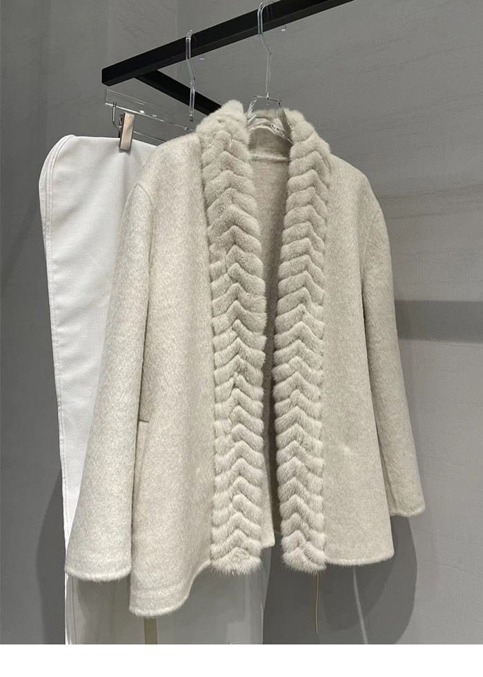 Cashmere Trim Jacket With Belted Waist and Fox Fur – Ivoire