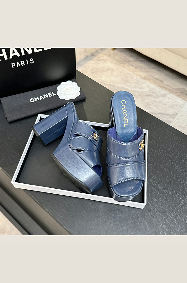 Crumpled Patent Lambskin Platform Sandals