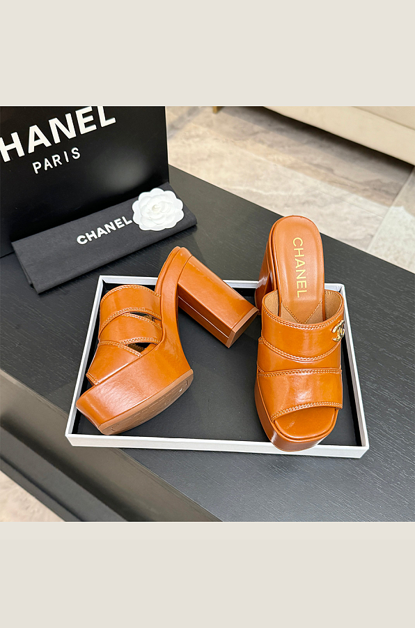 Crumpled Patent Lambskin Platform Sandals