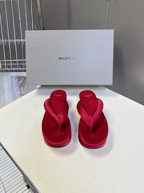 Balenciaga Satin Gaeta Thong in Red（Balenciaga Summer 26 Collection）