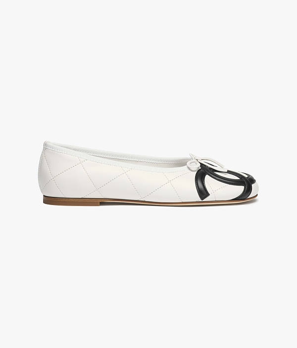 Chanel Ballet Flats in White & Black (The CHANEL Coco Beach 2026 collection Look 25)
