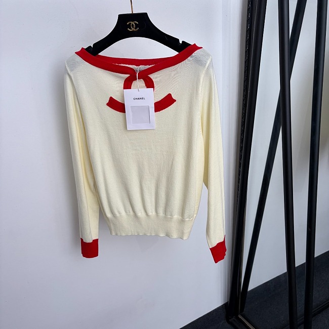 Contrast Trim Off Shoulder Graphic Knit Top