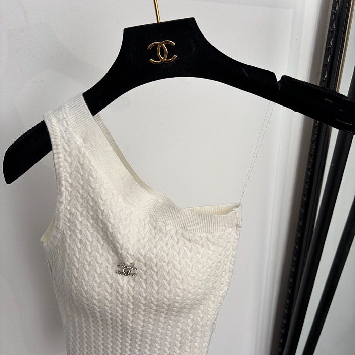 Chic Rhinestone Brooch One Shoulder Knit Tank Top With Chest Pads