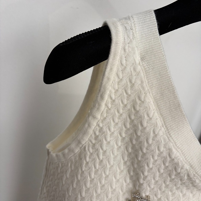 Chic Rhinestone Brooch One Shoulder Knit Tank Top With Chest Pads
