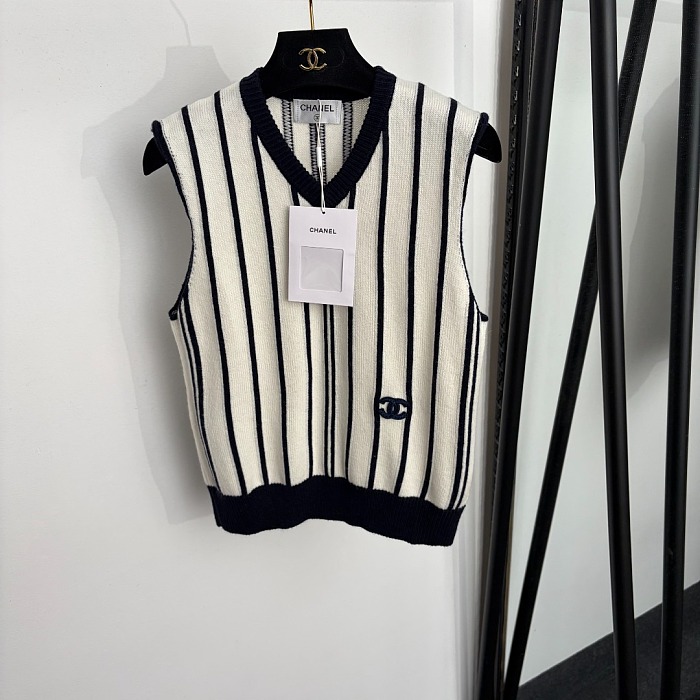 Ribbed Embroidered Letter V-Neck Wool Knit Tank Top